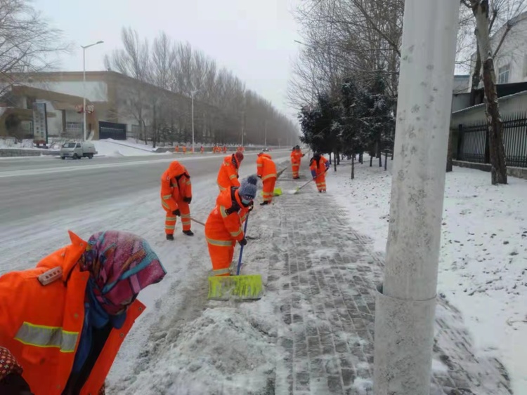 清雪大军坚守在岗 哈尔滨市平房区做足暴雪“应战”准备_fororder_微信图片_20211122112018