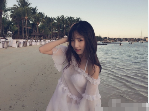 SNH48趙粵深夜曬照薄紗透視：你們隨便看看吧