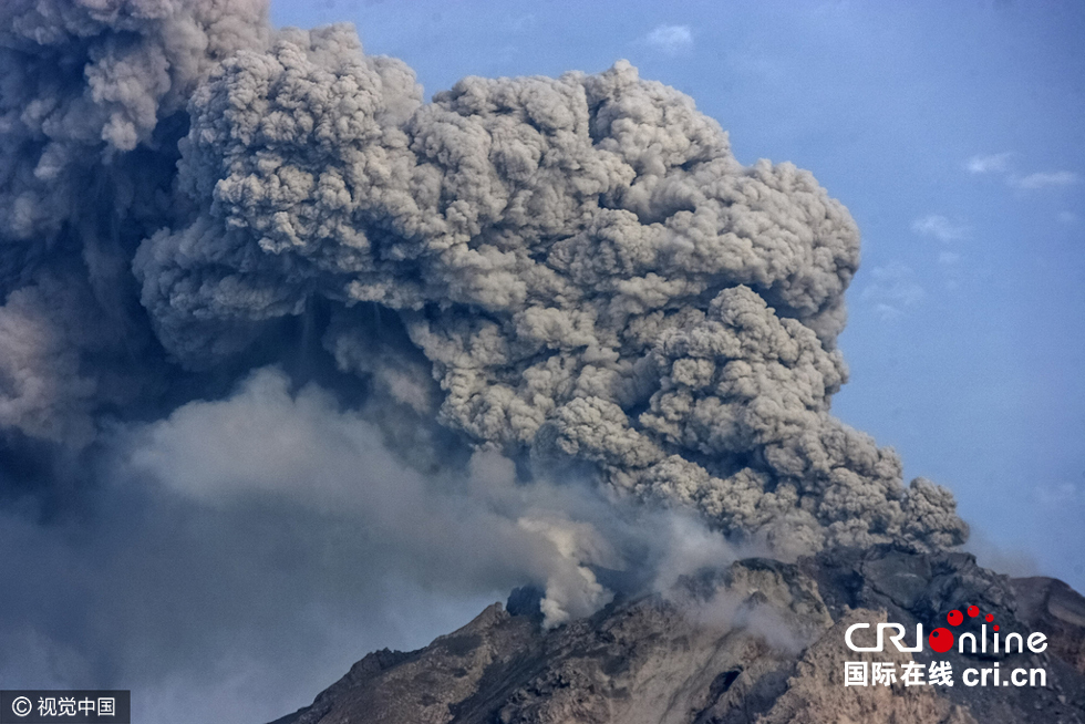 印尼锡纳朋火山再喷发 山灰滚滚遮天蔽日(高清组图)