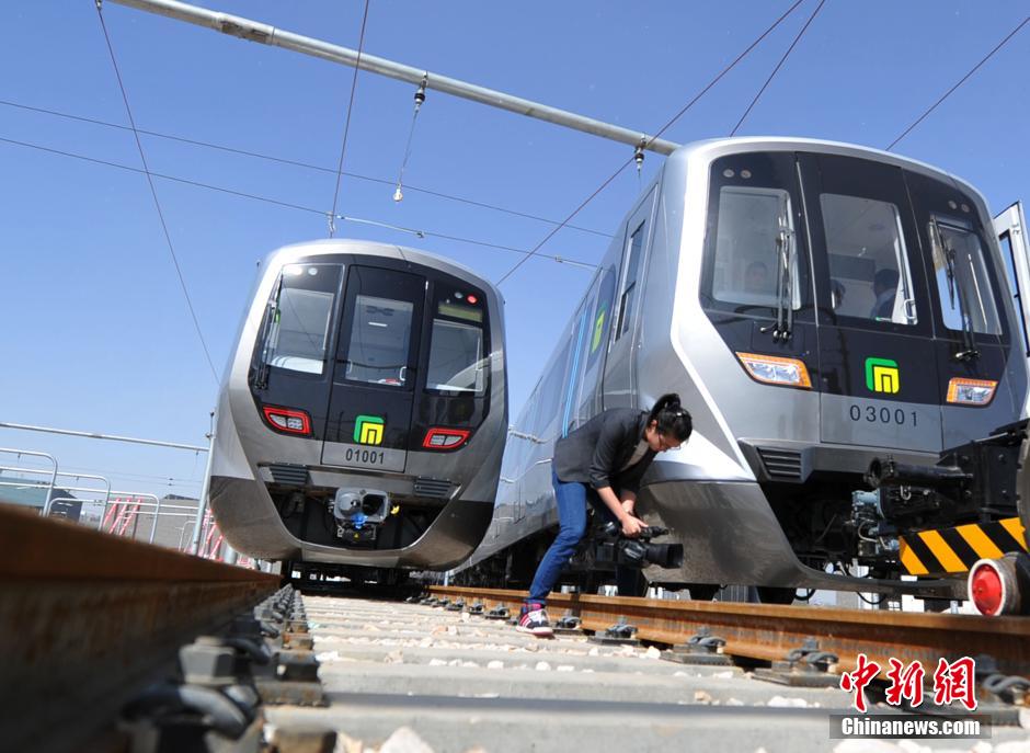 石家庄地铁13号线首列车正式亮相组图