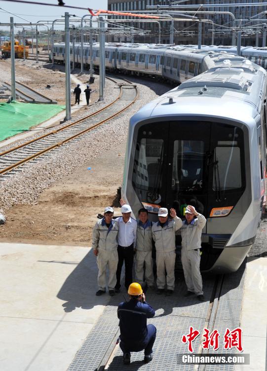 石家莊地鐵13號線首列車正式亮相組圖