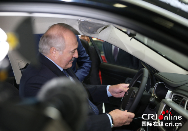 图片默认标题_fororder_图片3：白俄罗斯总统卢卡申科仔细查看新下线汽车的方向盘和内饰 拷贝