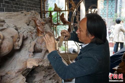 【中國夢·大國工匠篇】根雕大師彭勇對藝術堅守40餘年：根的精神是我的信仰