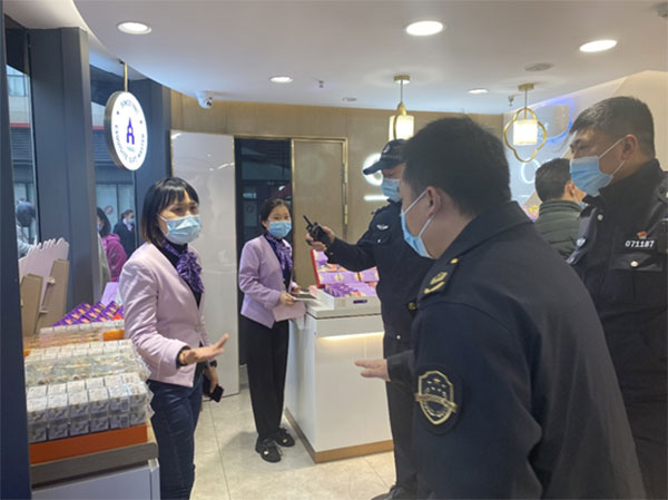 （首批附链接）成都高新区桂溪街道市场监督管理所：开启疫情防控新模式 打好联防联控“组合拳”_fororder_成都市高新区桂溪街道市场监管所工作人员走进辖区商户宣讲疫情防控要求-供图-桂溪街道市场监管所