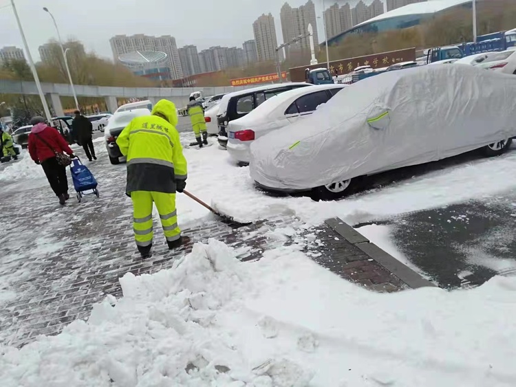 哈爾濱市道裏區出動5000余人及大型機械開足馬力清冰雪_fororder_微信圖片_20211108091721