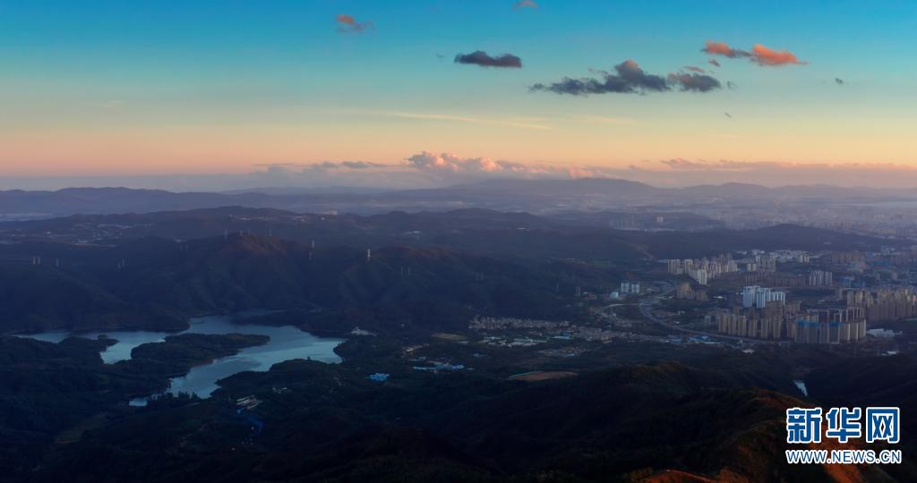 飛閱摩天嶺 邂逅夕陽中的春城