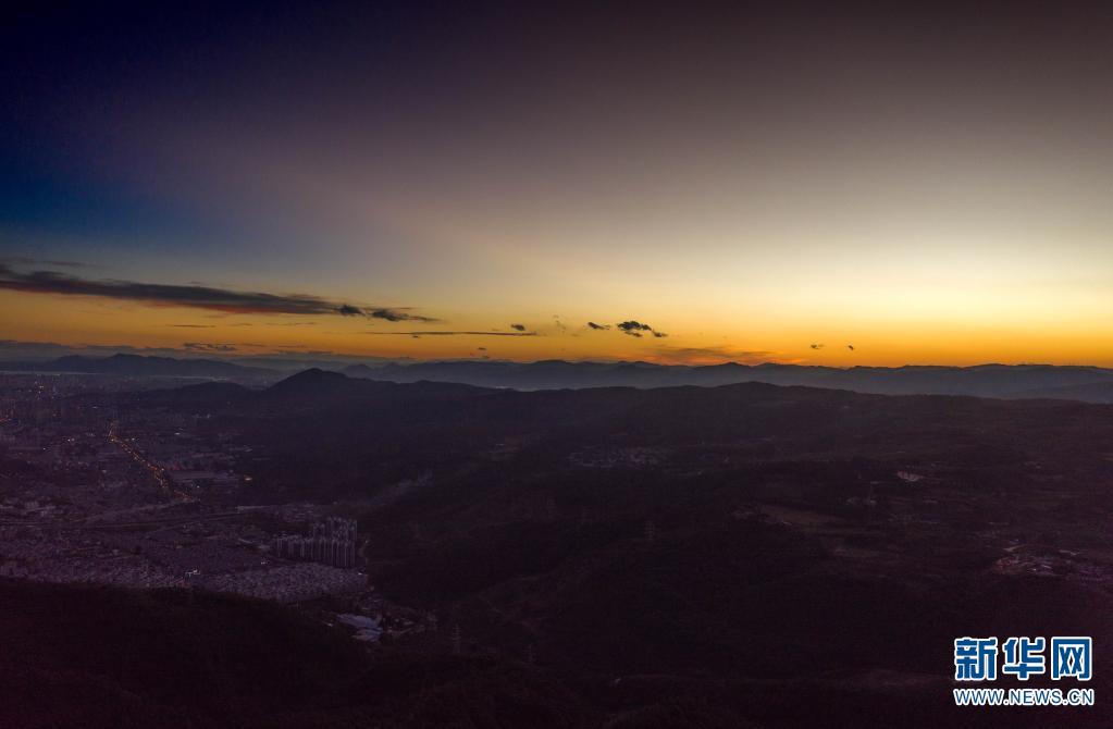 飛閱摩天嶺 邂逅夕陽中的春城