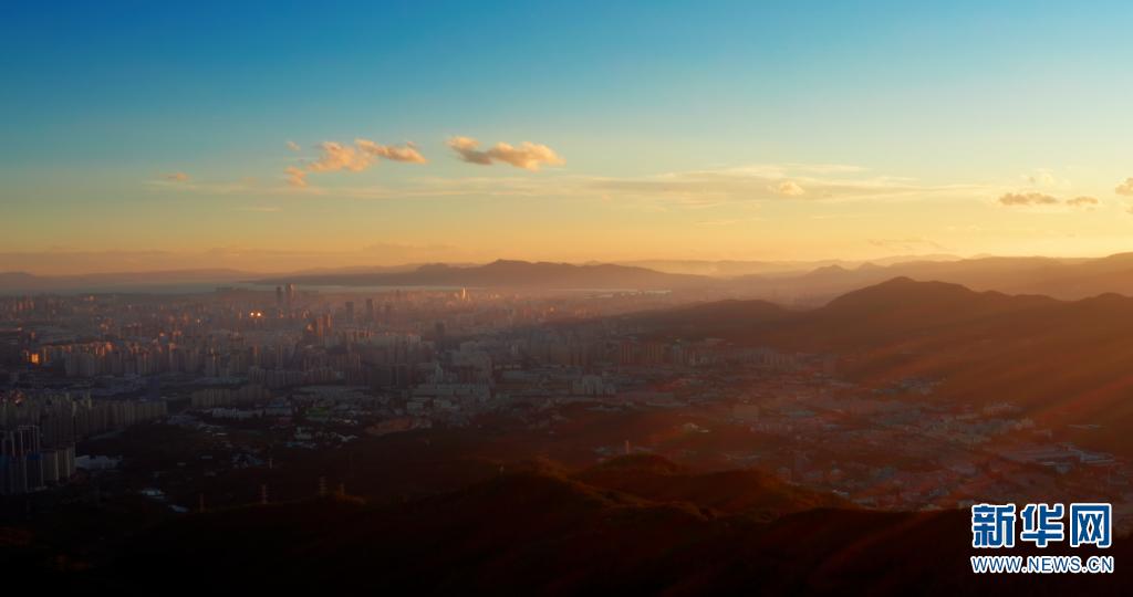 飛閱摩天嶺 邂逅夕陽中的春城