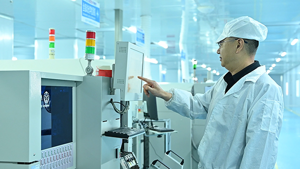 宜宾翠屏：工业企业加足马力 全力冲刺四季度_fororder_工作人员正操作机器设备