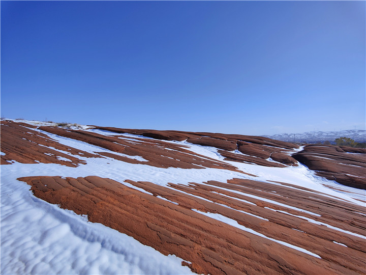 陜西靖邊：初雪覆丹霞 風景成畫_fororder_1、白雪覆蓋下的波浪谷美景如畫