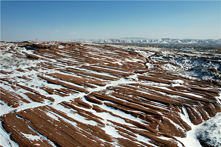 陕西靖边：初雪覆丹霞 风景成画_fororder_4、丹霞与白雪相映之间，北国风光尽显