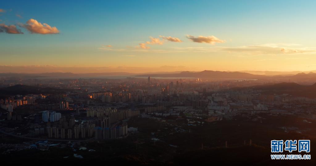 飛閱摩天嶺 邂逅夕陽中的春城