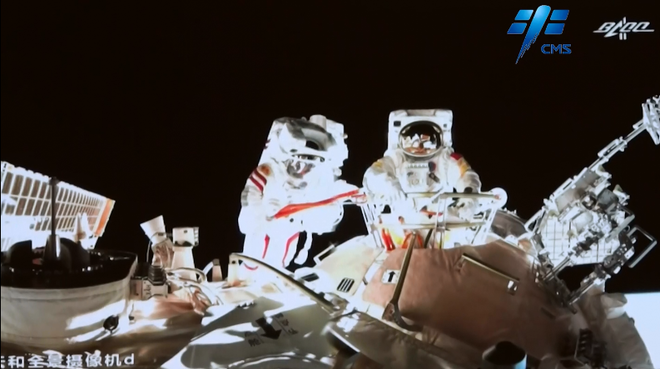Kauna-unahang spacewalk ng mga taikonaut ng Shenzhou-13, matagumpay na naisagawa_fororder_20211108taikonaut2