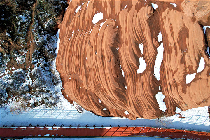 陕西靖边：初雪覆丹霞 风景成画_fororder_2、航拍镜头下的雪后波浪谷