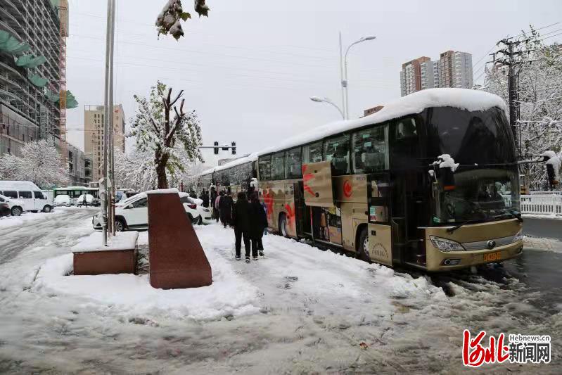 河北衡水市101名医疗队员出发支援辛集核酸采样工作