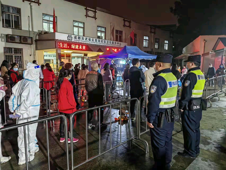 （转载）疫情防控一线“群像”：无数藏蓝身影在守护