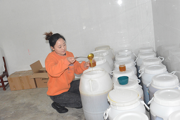 广元朝天：大山深处 90后夫妻酿出“甜蜜事业”_fororder_陈兴清妻子马蓉将已酿蜂蜜进行包装售卖