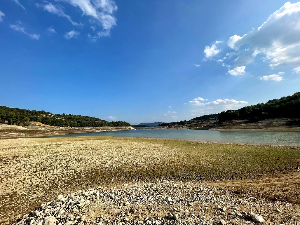 高温席卷土耳其 大坝部分区域干涸见底