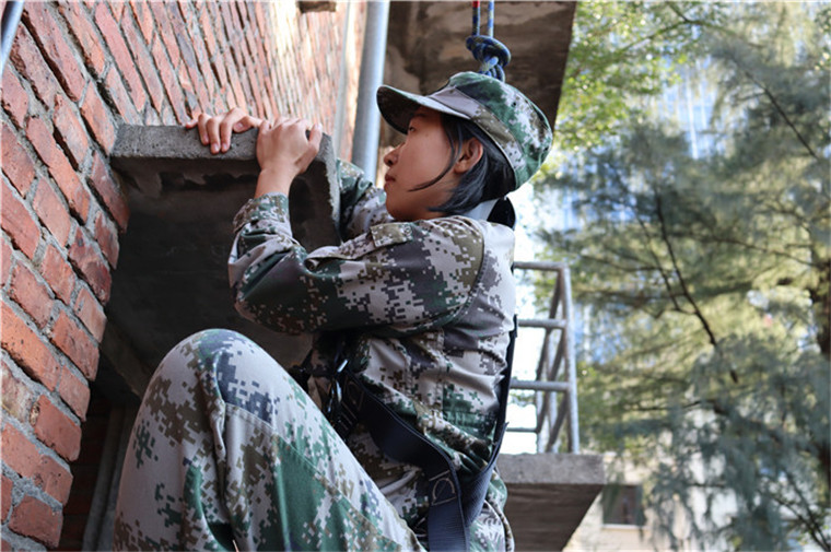 Ga yadda Shao Yuqi, wata soja ta rundunar ko ta kwana ta kasar Sin take samun horo a kullum_fororder_3