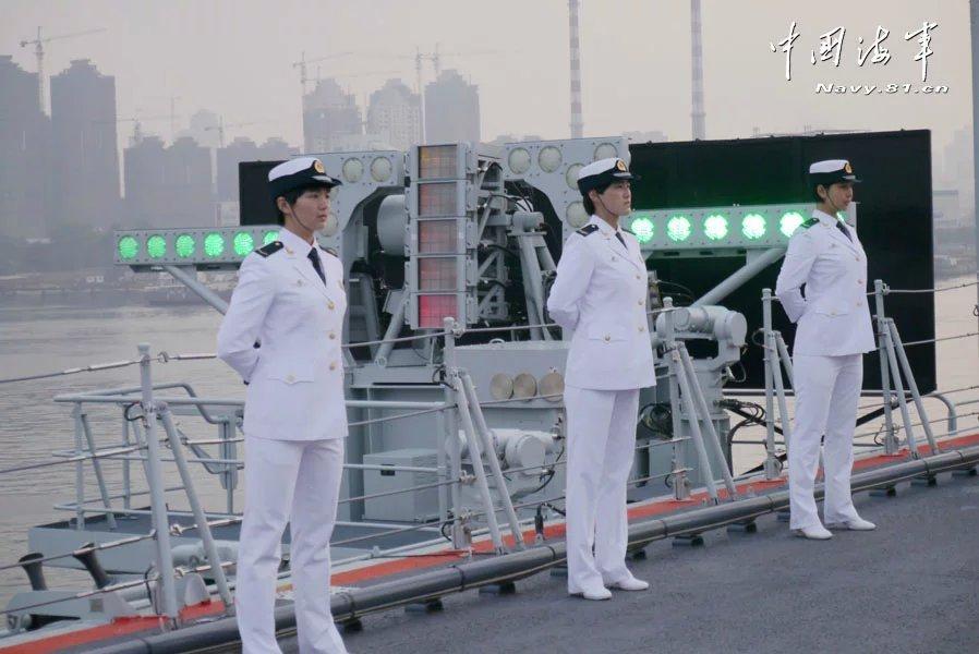 美国海军航母上女兵能干什么？