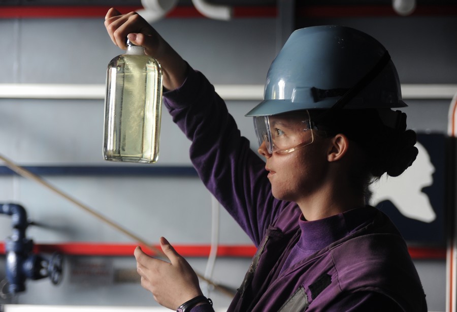 美国海军航母上女兵能干什么？