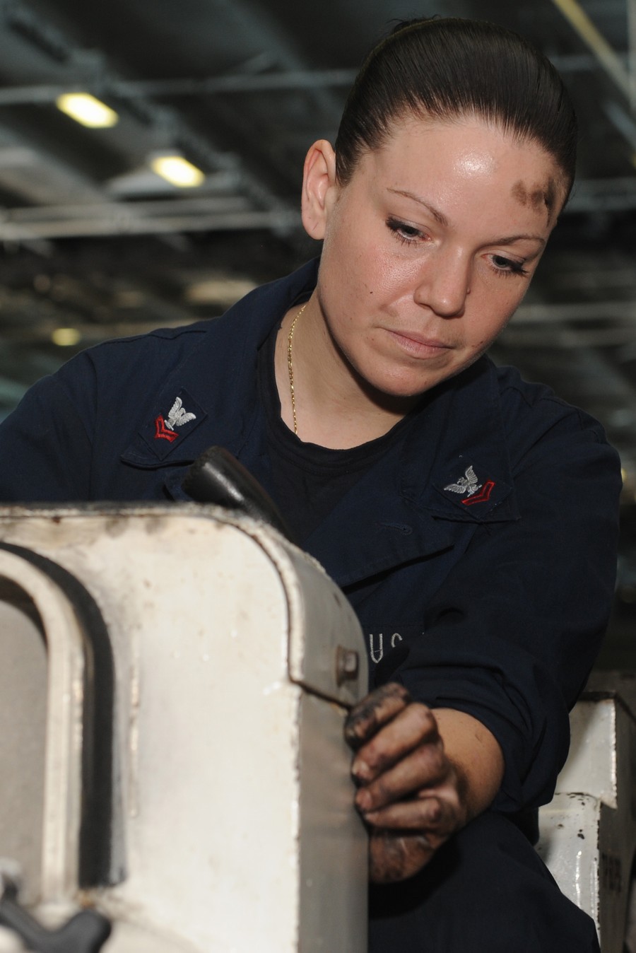 美国海军航母上女兵能干什么？