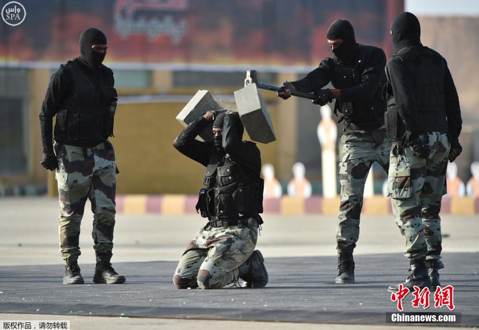 沙特安全部队演习 士兵展示头顶碎石功