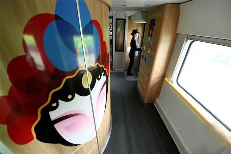（中首）大熊貓、三星堆面具一起“登上”火車 全國首列巴蜀文化主題涂裝復興號發車
