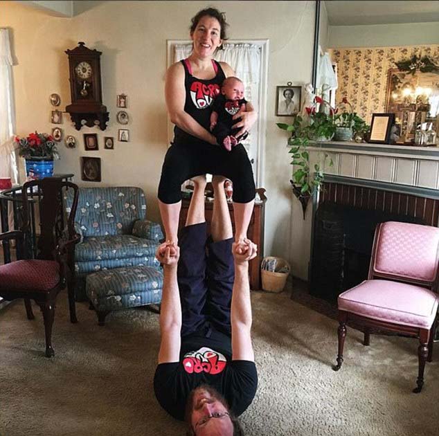 美国辣爸辣妈抱6周大宝宝做瑜伽 平衡绝技走红(组图)