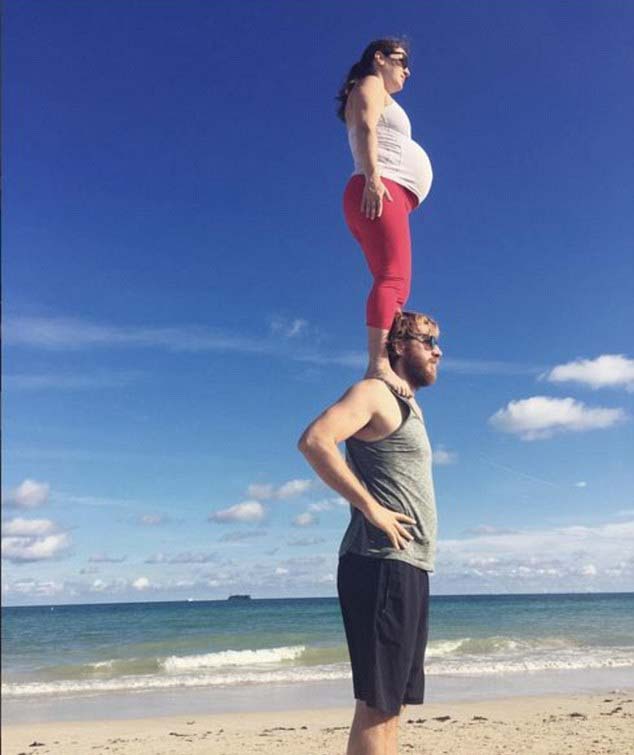 美国辣爸辣妈抱6周大宝宝做瑜伽 平衡绝技走红(组图)