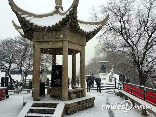 【焦点图 显示图在稿件最下方】华山景区迎漫天大雪最深积雪6公分 险要景点临时关闭