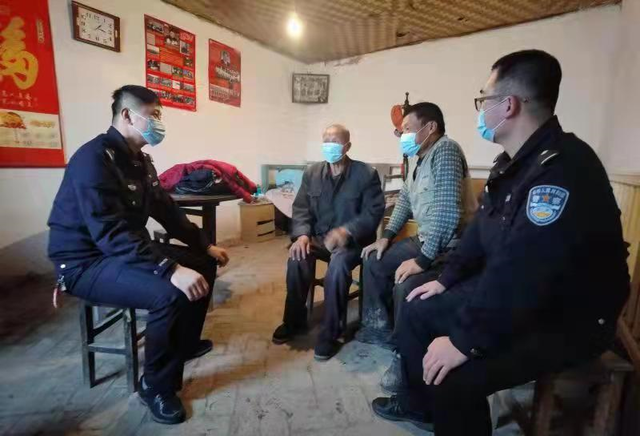 寒冬送暖意 警民心连心