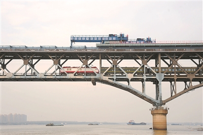 （头条下文字）南京长江大桥 铺设桥面钢板