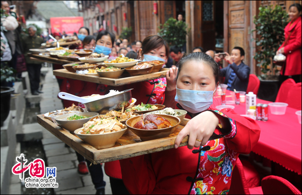 旺苍红色旅游文化节开幕 千人共享“百家宴”