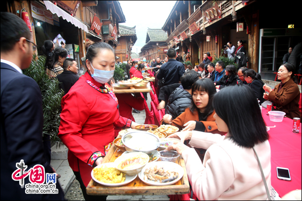 旺苍红色旅游文化节开幕 千人共享“百家宴”