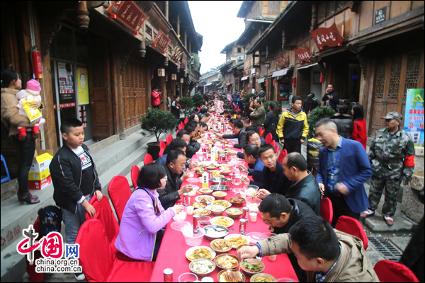 旺苍红色旅游文化节开幕 千人共享“百家宴”