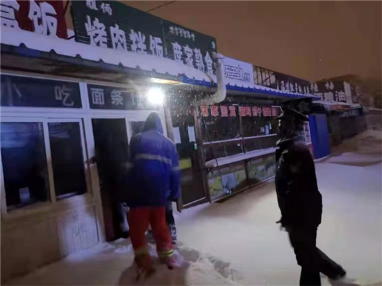 葫蘆島：民警勸離打更人員10分鐘後 市場頂棚被雪壓塌_fororder_頂棚