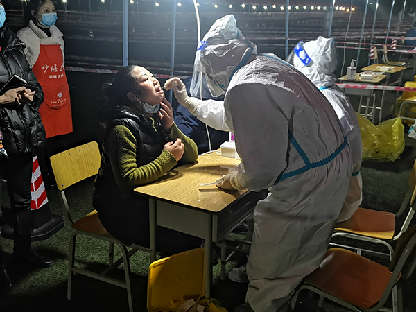 防疫有序｜都江堰防疫一线：暖心小火锅传递城市温暖_fororder_医护人们正在采集核酸样本-供图-都江堰市委宣传部