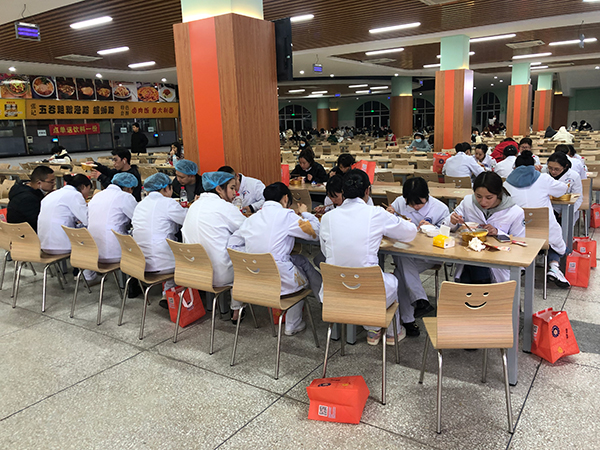 防疫有序｜都江堰防疫一线：暖心小火锅传递城市温暖_fororder_医护人员们正围坐着吃小火锅-供图-都江堰市委宣传部