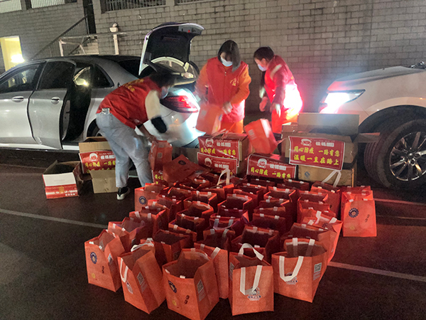 防疫有序｜都江堰防疫一线：暖心小火锅传递城市温暖_fororder_爱心商家捐赠的小火锅-供图-都江堰市委宣传部