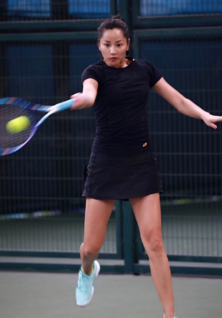 瞿颖打网球身材又变瘦了 自侃“技术一般”