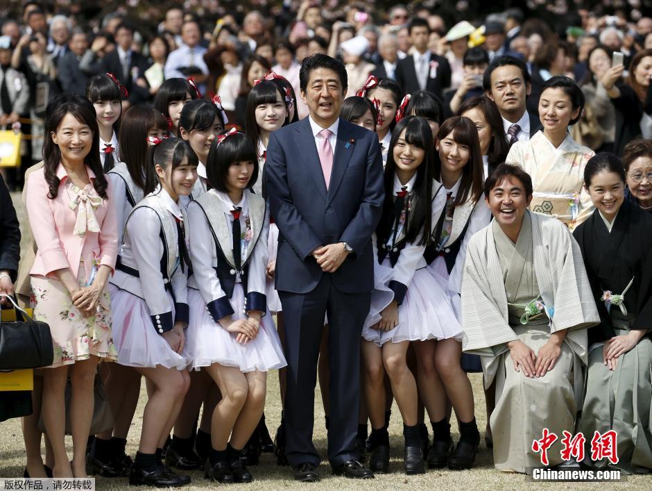 日首相安倍参加年度赏樱大会 与美少女甜蜜合影