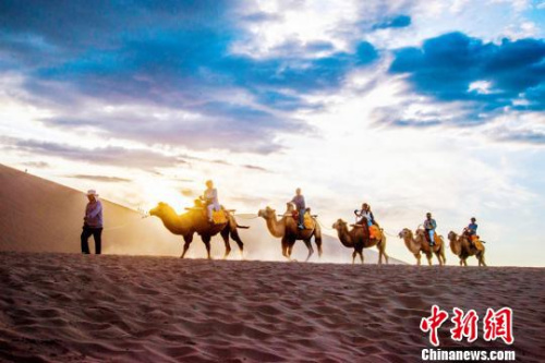 多地景區門票執行旺季價格 鳳凰古城今起暫停一票制