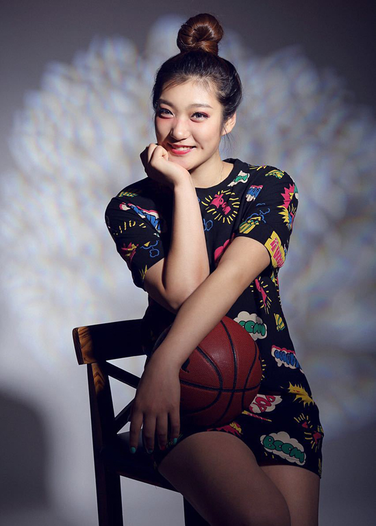中国女篮新晋女神私照曝光 爱自拍 甜品潮牌