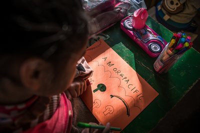 爱茉莉太平洋向甘肃地区小学捐赠爱心书包