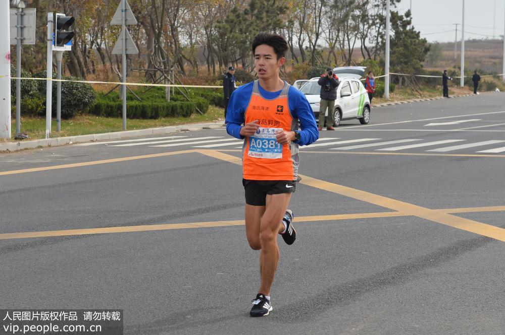 2017青岛海上国际马拉松鸣枪开跑