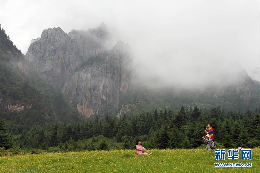 甘肃甘南：雾中仙境——扎尕那