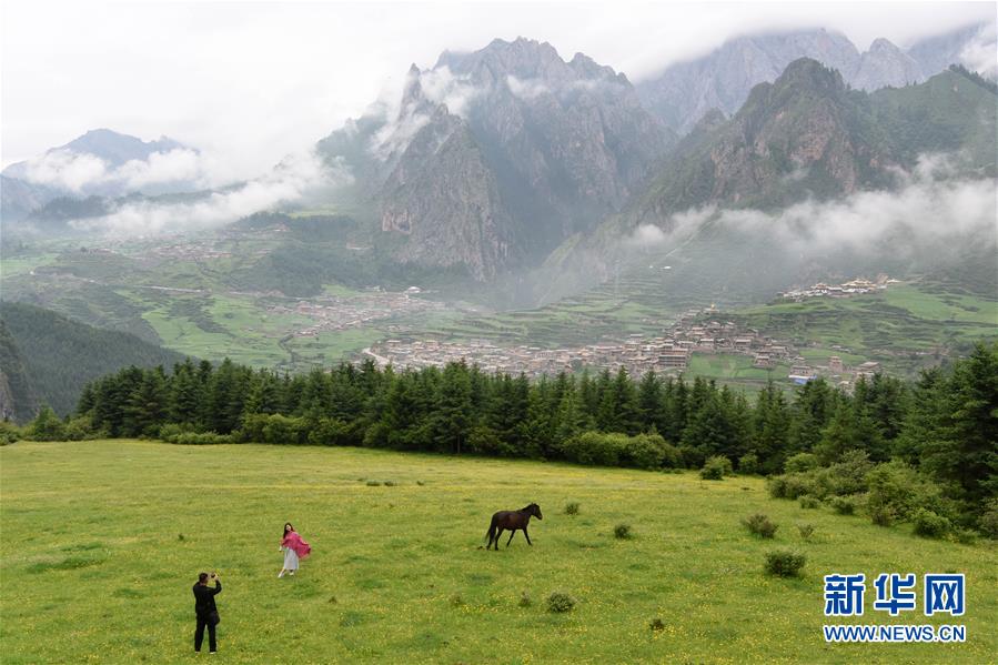 甘肃甘南：雾中仙境——扎尕那