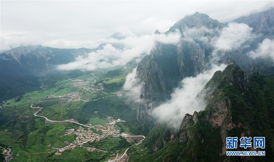 甘肃甘南：雾中仙境——扎尕那