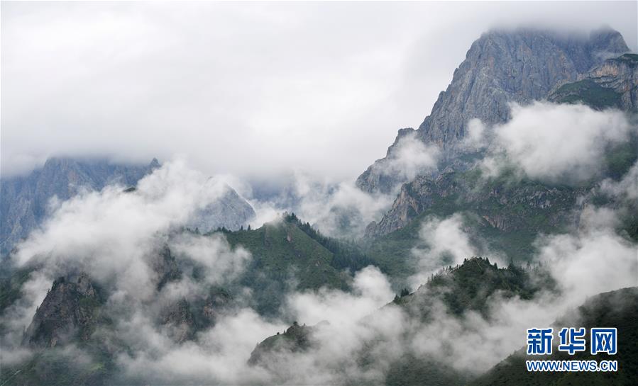 甘肃甘南：雾中仙境——扎尕那